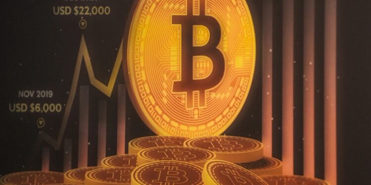 Bitcoin cae hasta un 3,1% y baja de US$77.000