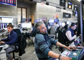 S&P 500 cae por Intel y Amazon; bitcoin baja tras hackeo a Binance