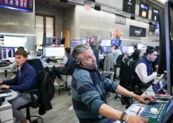S&P 500 cae por Intel y Amazon; bitcoin baja tras hackeo a Binance