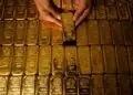 El oro y la plata se desploman a mínimos de casi un año