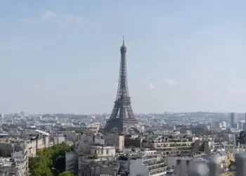 Fitch rebaja a negativa la perspectiva de la deuda de Francia